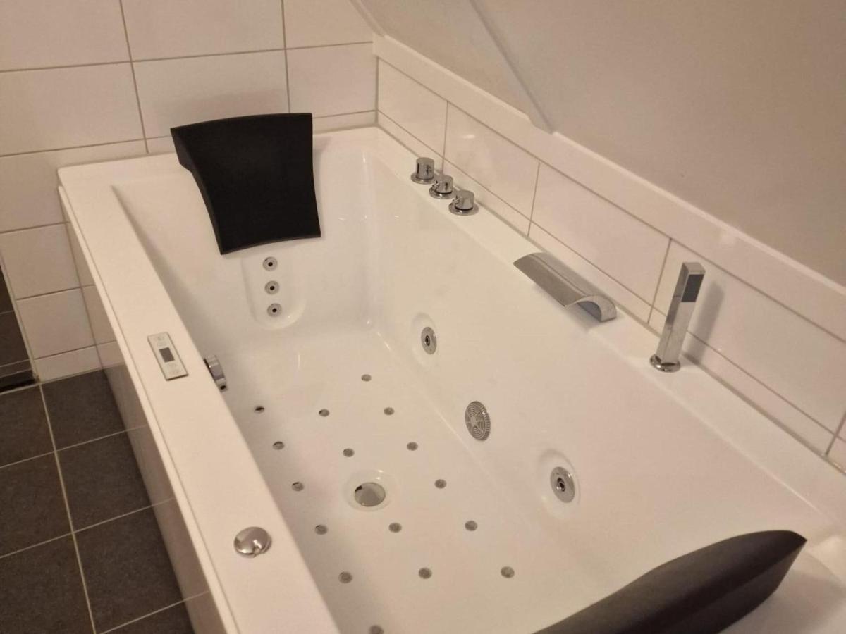 Holiday Home In Scherpenisse With Bubble Bath エクステリア 写真